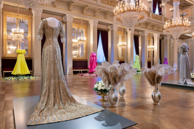 I Store festsal viser vi fire som kjoler som har tilhørt Dronning Maud og fire kjoler som tilhører Dronning Sonja. Foto: Det kongelige hoff 